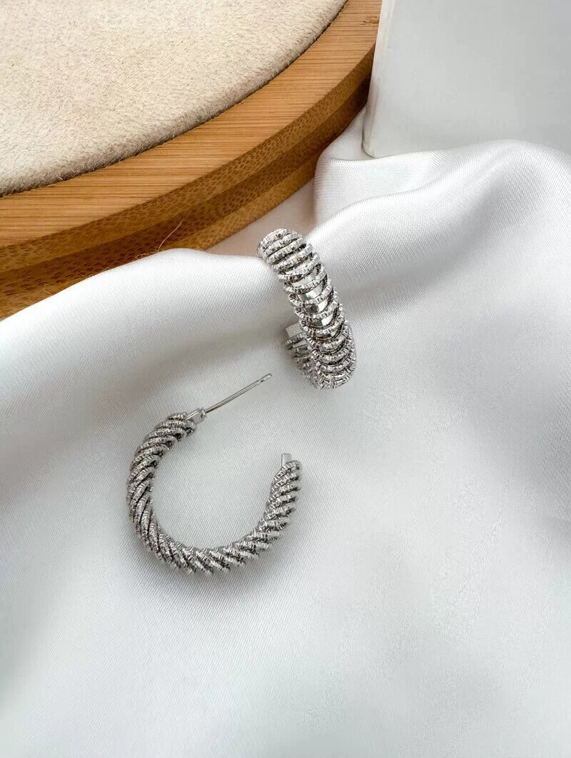 Brinco Folheado a Prata Argola com Detalhes Texturizados