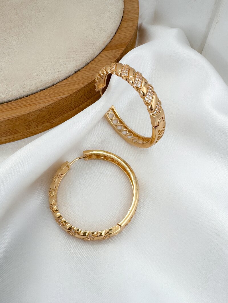 Brinco Folheado a Ouro 18k e Prata Argola com Detalhes Vazados e Cravejados