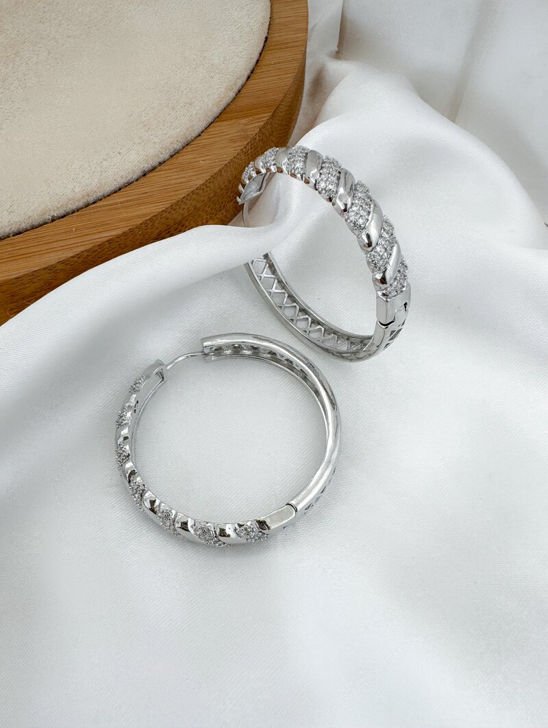 Brinco Folheado a Ouro 18k e Prata Argola com Detalhes Vazados e Cravejados