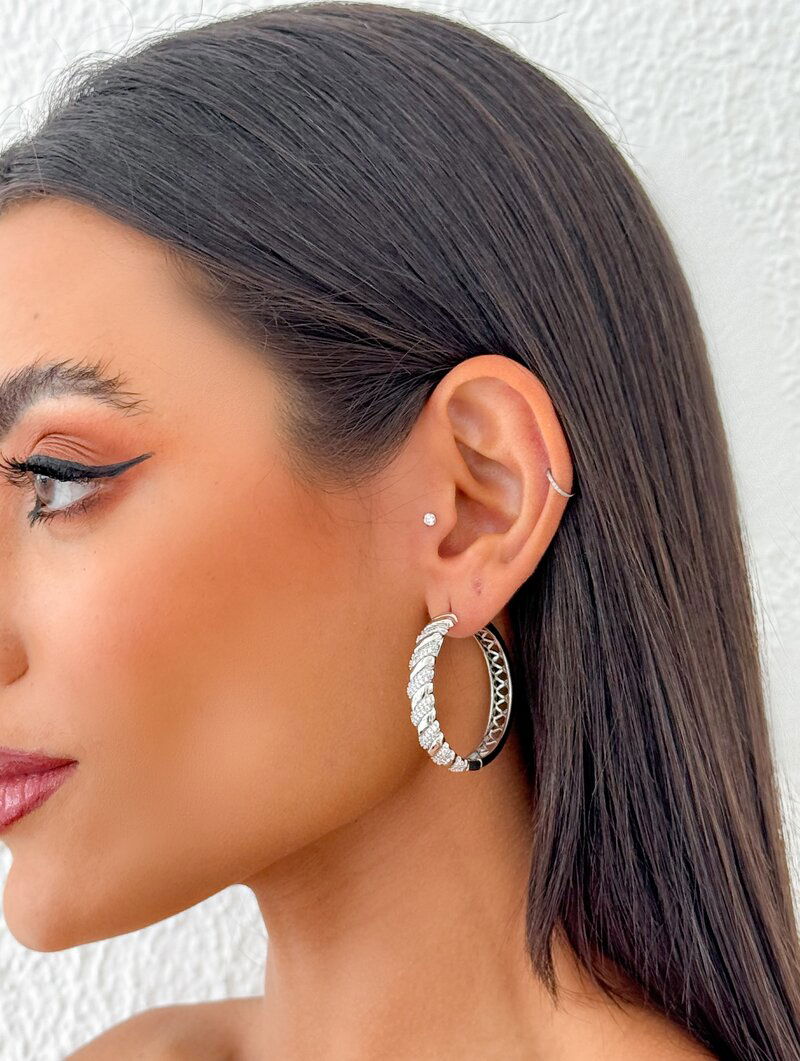 Brinco Folheado a Ouro 18k e Prata Argola com Detalhes Vazados e Cravejados