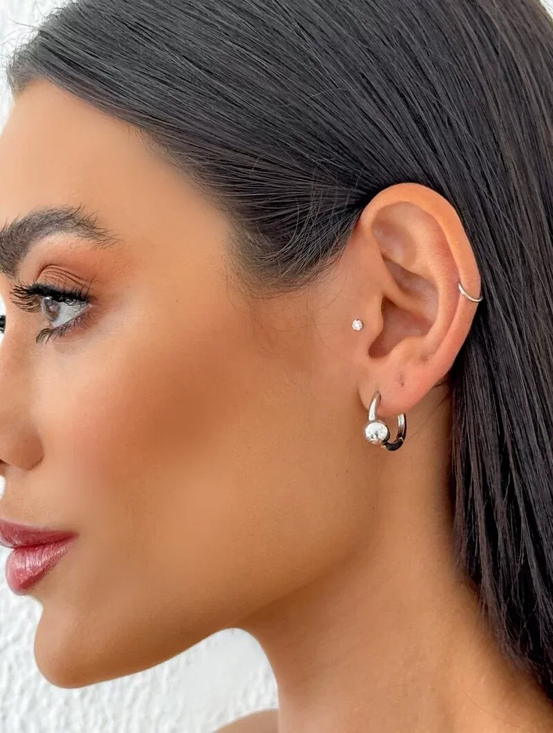 Brinco Folheado a Ouro 18k e Prata Argola com Esfera Lisa