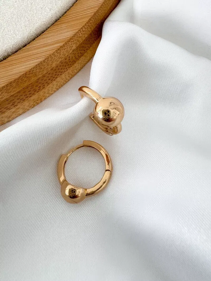 Brinco Folheado a Ouro 18k e Prata Argola com Esfera Lisa