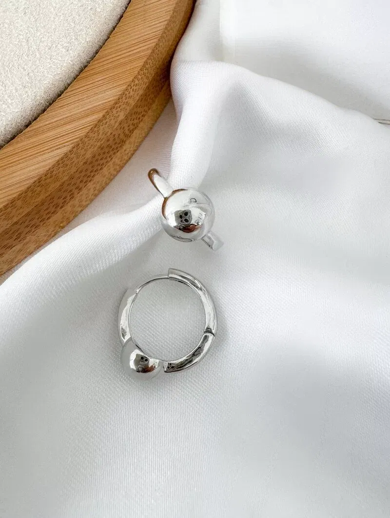 Brinco Folheado a Ouro 18k e Prata Argola com Esfera Lisa