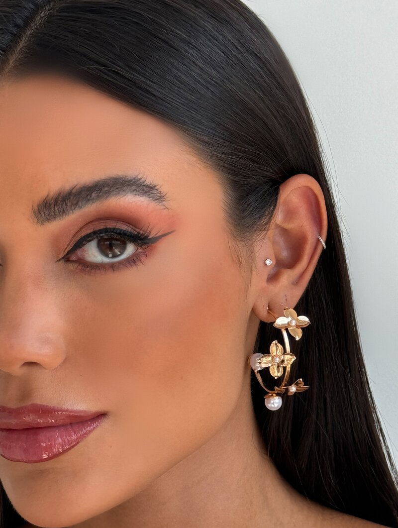 Brinco Folheado a Ouro 18k e Prata Argola com Flores e Pérolas