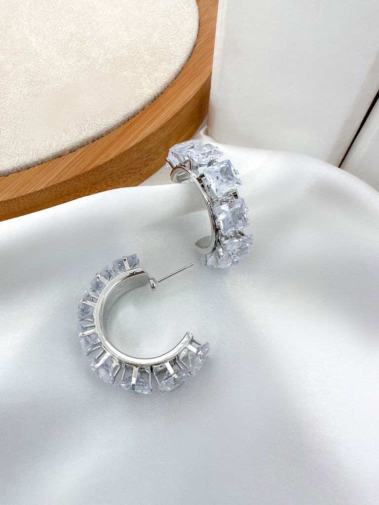 brinco folheado a ouro 18k e prata argola com pedrarias em zircônia