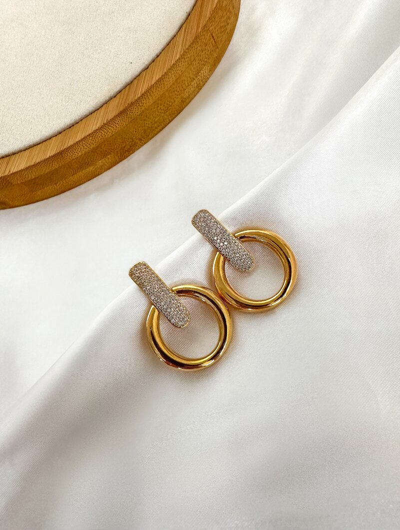 Brinco Folheado a Ouro 18k e Prata Argola com Ponteira de Micro Zicônias