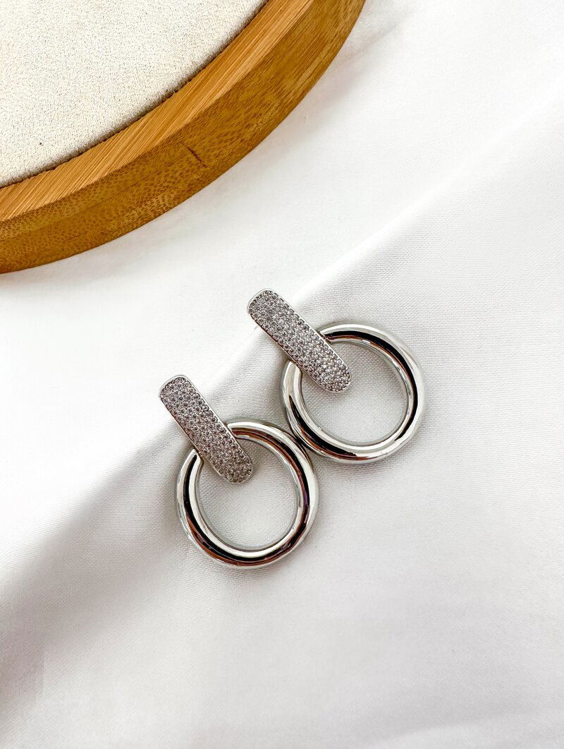 Brinco Folheado a Ouro 18k e Prata Argola com Ponteira de Micro Zicônias