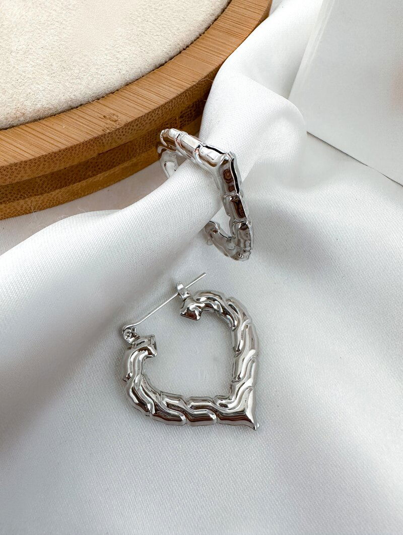 Brinco Folheado a Ouro 18k e Prata Argola Coração com Fecho