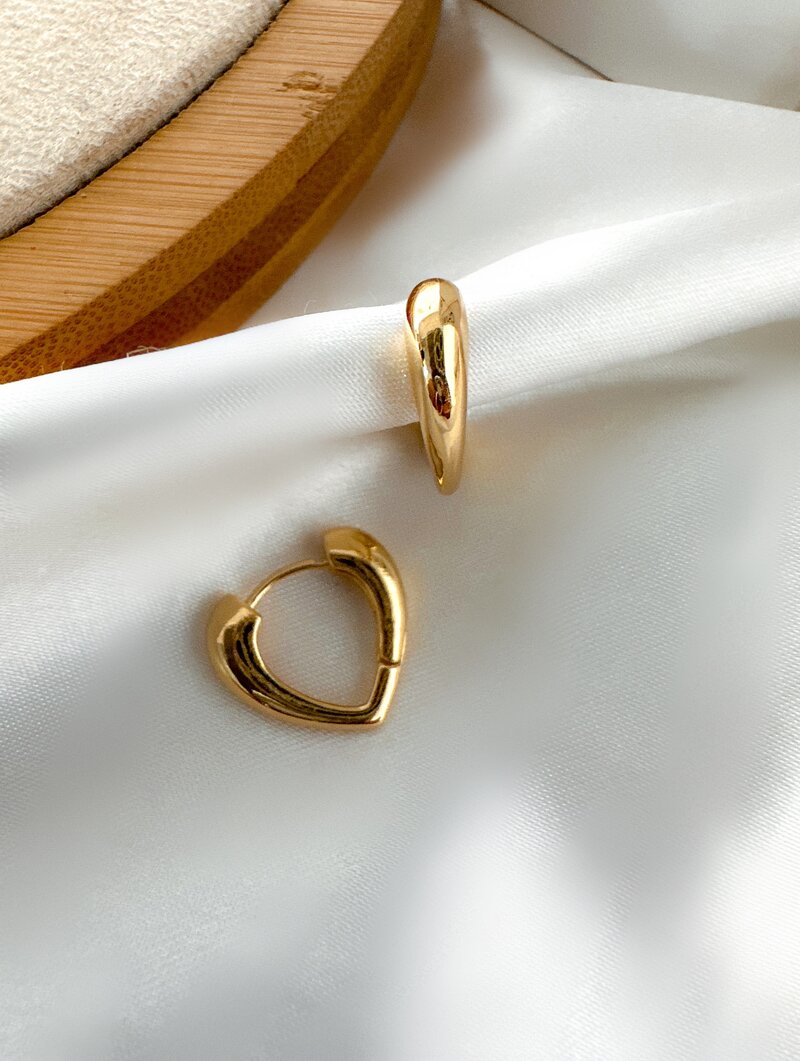 Brinco Folheado a Ouro 18K e Prata Argola Coração Fecho Click