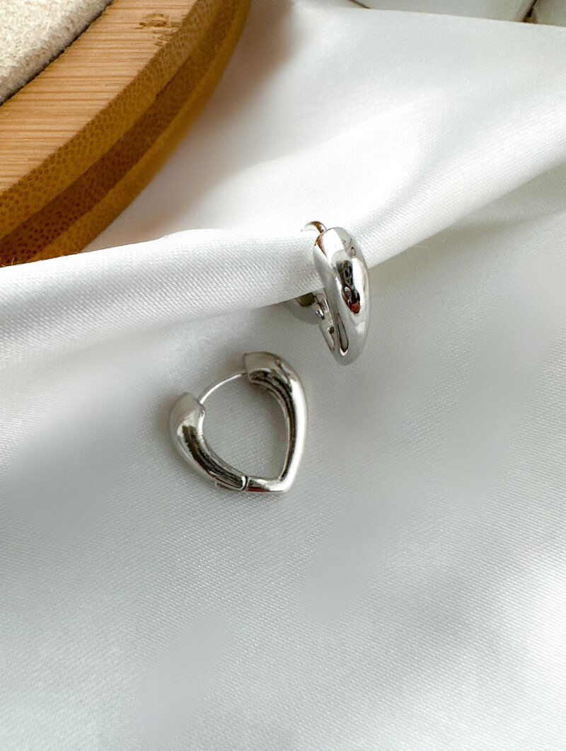 Brinco Folheado a Ouro 18K e Prata Argola Coração Fecho Click