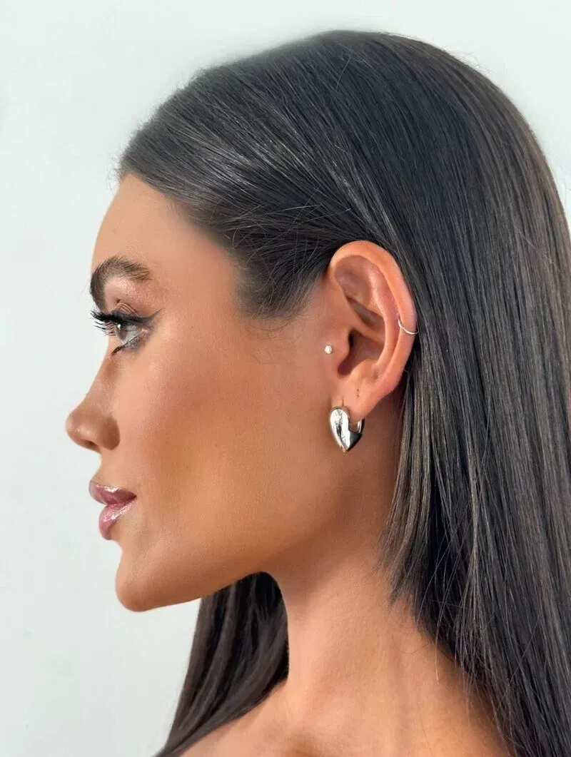 Brinco Folheado a Ouro 18k e Prata Argola Coração Liso com Fecho Click