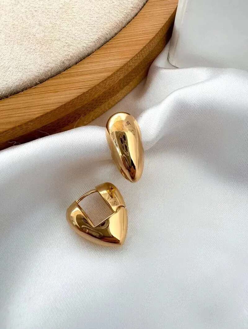 Brinco Folheado a Ouro 18k e Prata Argola Coração Liso com Fecho Click