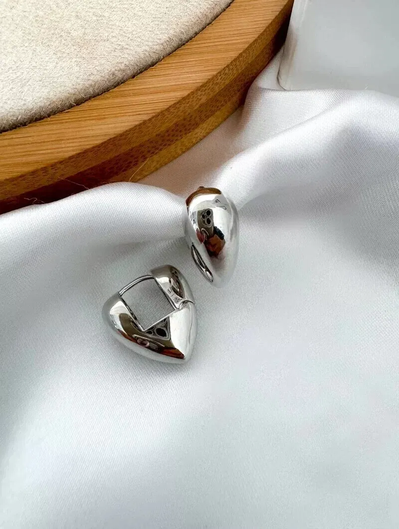 Brinco Folheado a Ouro 18k e Prata Argola Coração Liso com Fecho Click