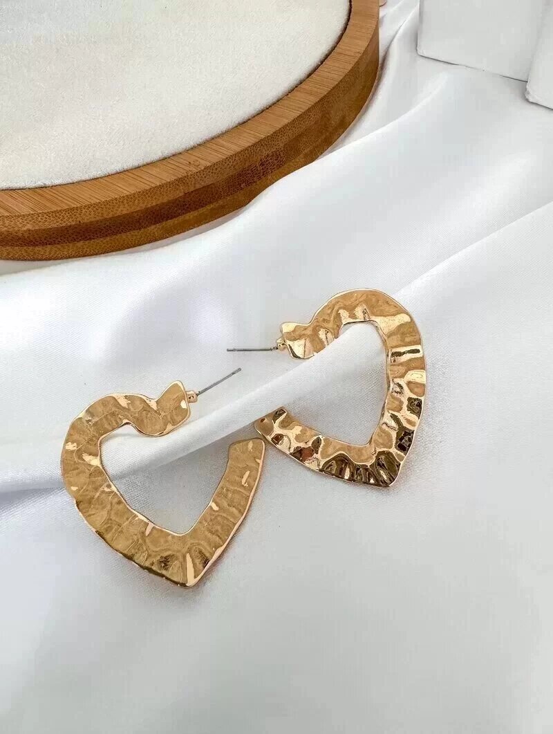 Brinco Folheado a Ouro 18k e Prata Argola Coração Martelado