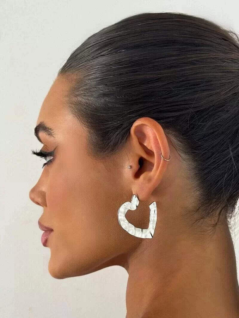 Brinco Folheado a Ouro 18k e Prata Argola Coração Martelado