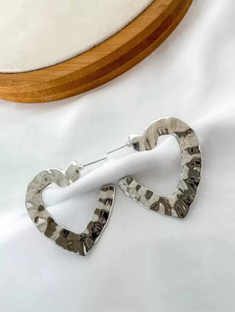 Brinco Folheado a Ouro 18k e Prata Argola Coração Martelado