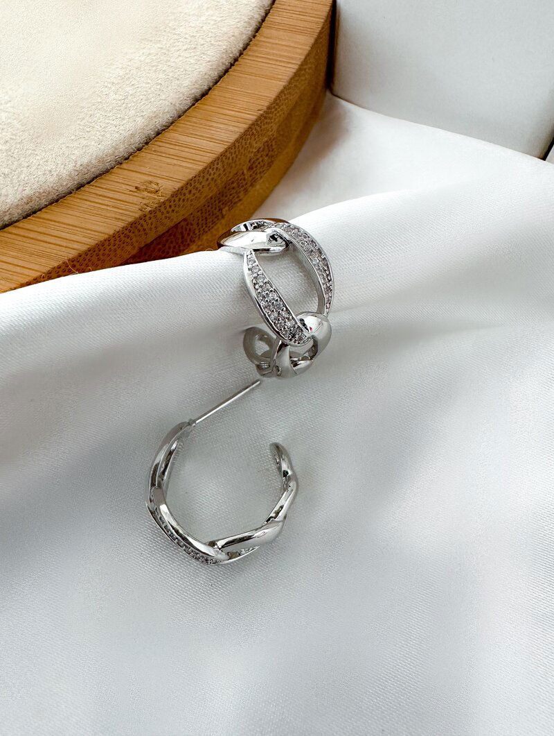 Brinco Folheado a Ouro 18K e Prata Argola Corrente com Detalhe Cravejado