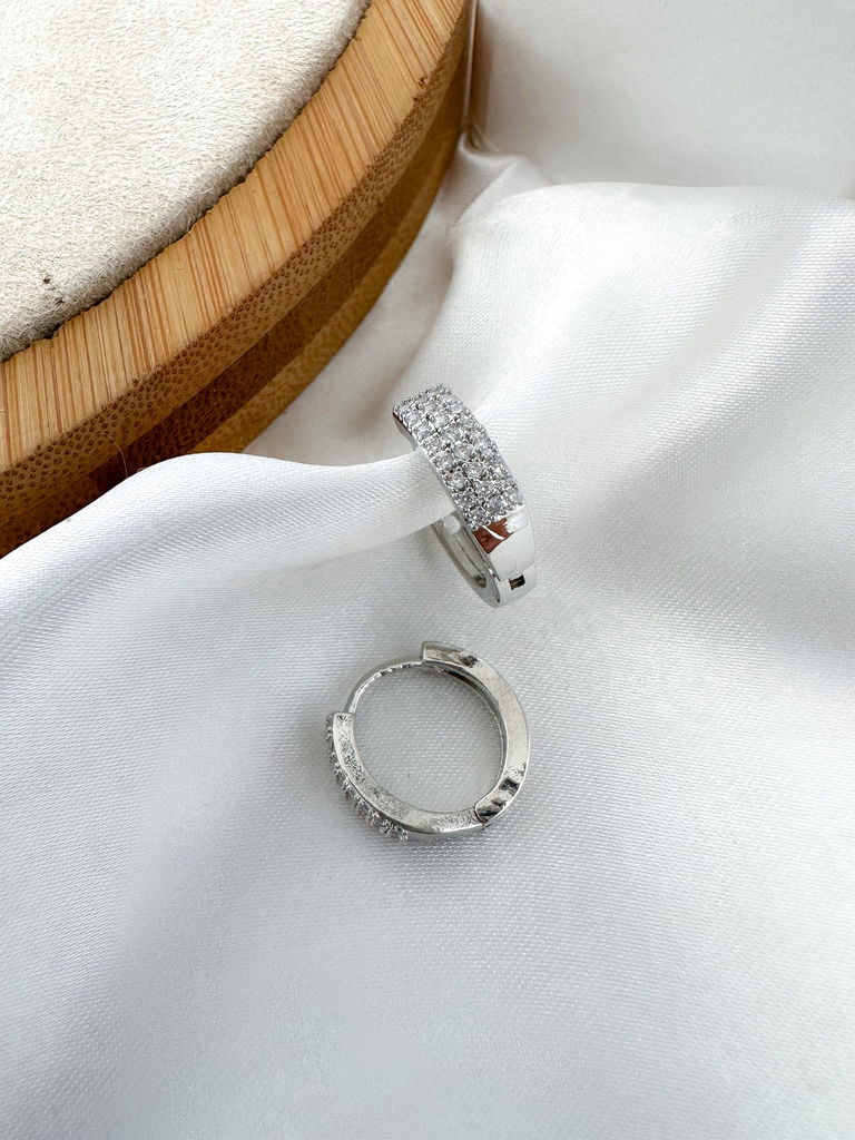 Brinco folheado a ouro 18k e prata argola cravejada
