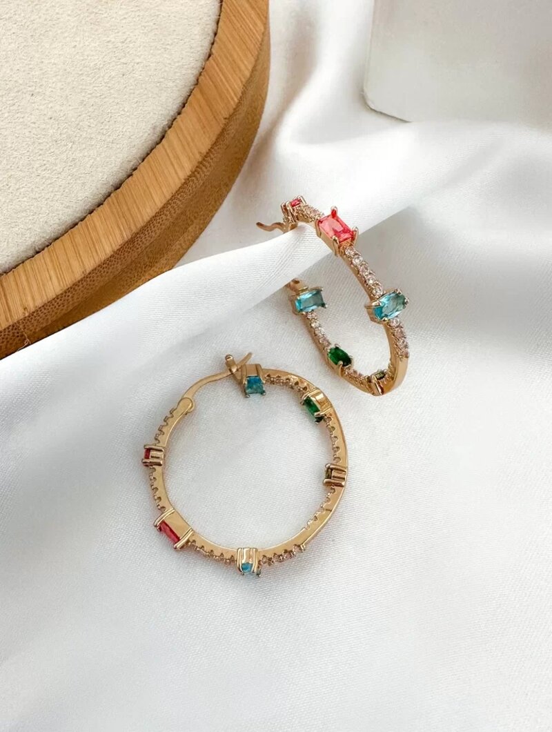 BRINCO FOLHEADO A OURO 18K E PRATA ARGOLA CRAVEJADA COM MICRO ZIRCÔNIAS E NAVETES