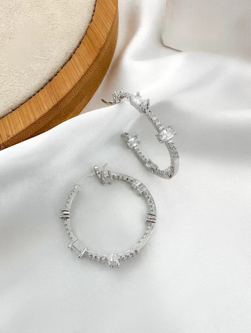 BRINCO FOLHEADO A OURO 18K E PRATA ARGOLA CRAVEJADA COM MICRO ZIRCÔNIAS E NAVETES