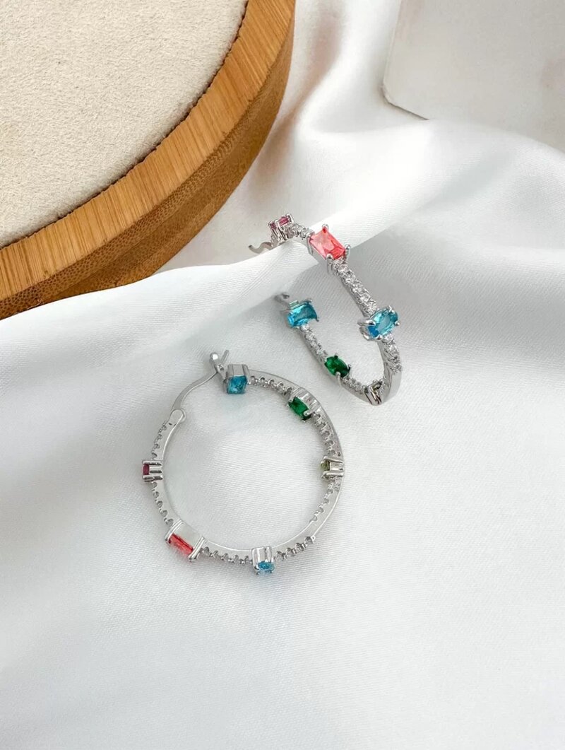 BRINCO FOLHEADO A OURO 18K E PRATA ARGOLA CRAVEJADA COM MICRO ZIRCÔNIAS E NAVETES