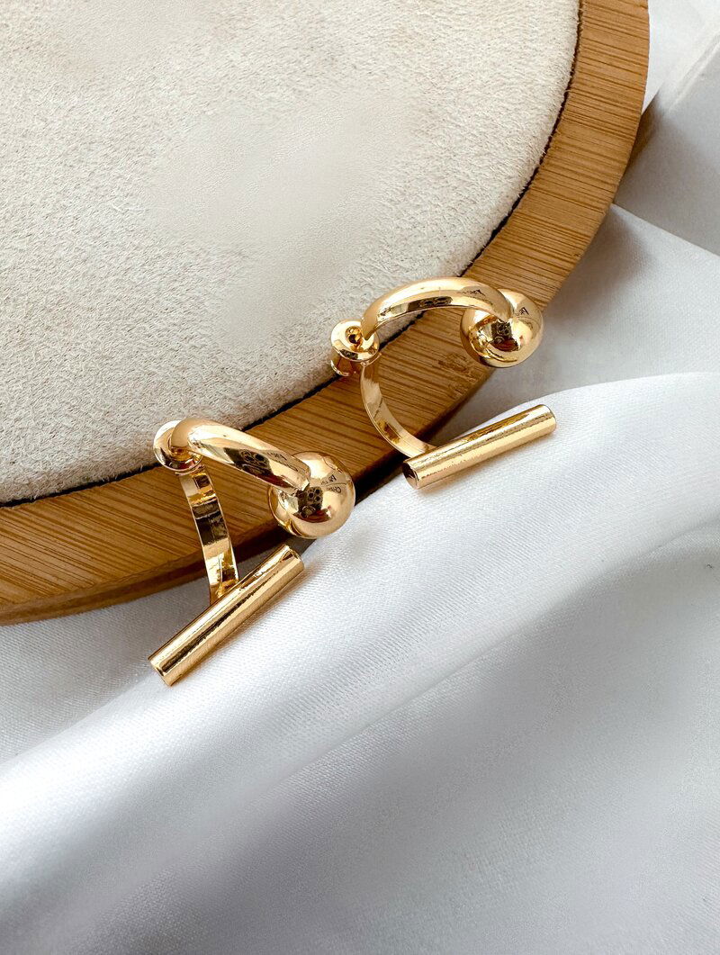 Brinco Folheado a Ouro 18K e Prata Argola Desconstruída com Esfera