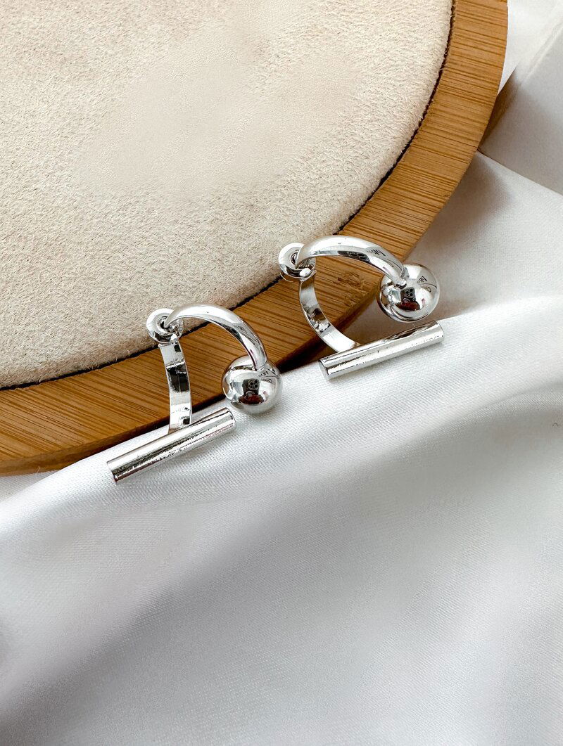 Brinco Folheado a Ouro 18K e Prata Argola Desconstruída com Esfera