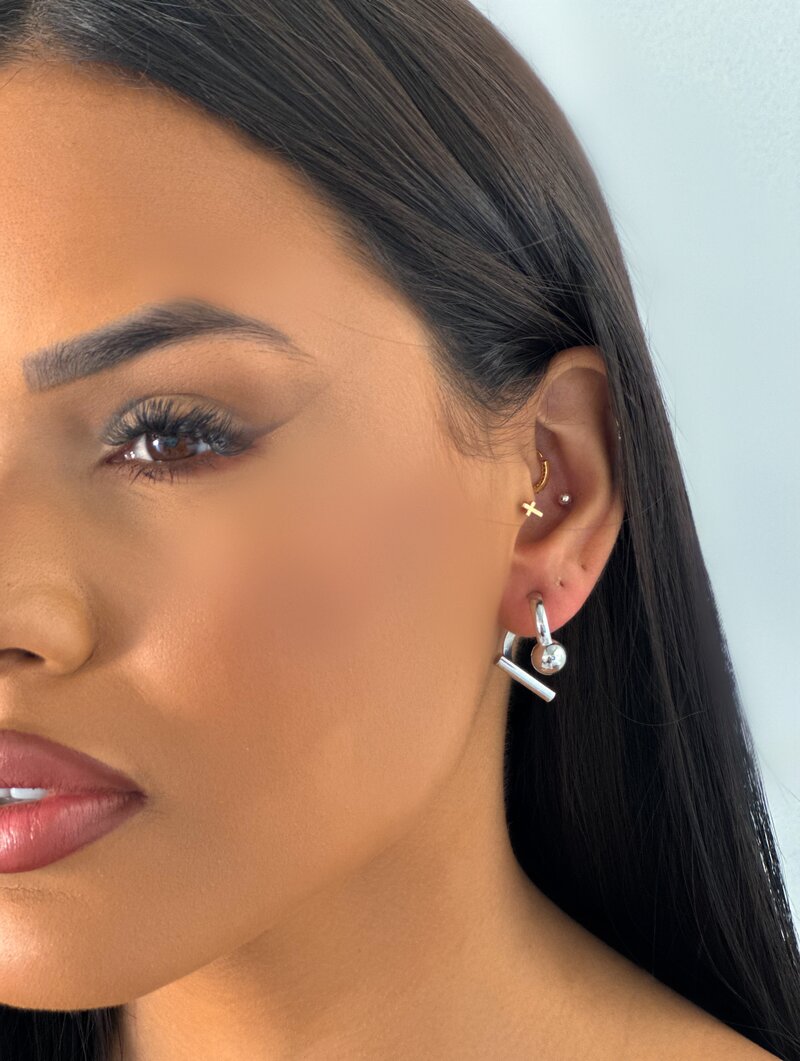 Brinco Folheado a Ouro 18K e Prata Argola Desconstruída com Esfera