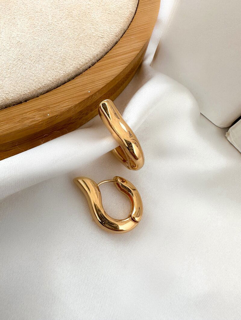 Brinco Folheado a Ouro 18k e Prata Argola Design Gota com Fecho