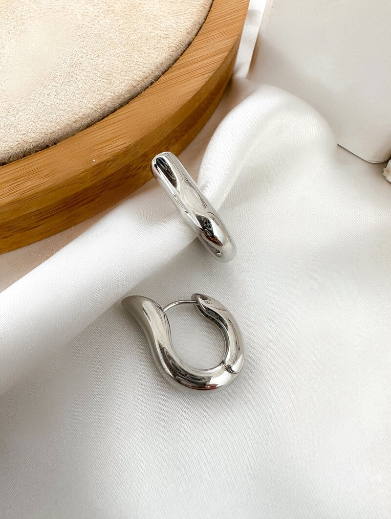 Brinco Folheado a Ouro 18k e Prata Argola Design Gota com Fecho