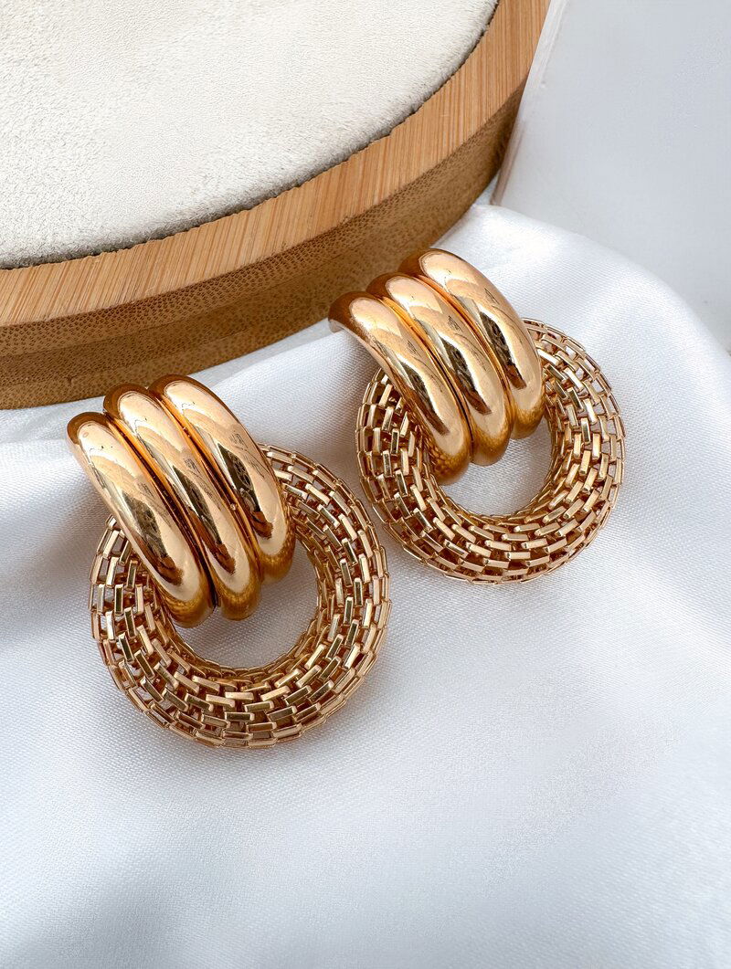 Brinco Folheado a Ouro 18k e Prata Argola Design Rabo de Tatu