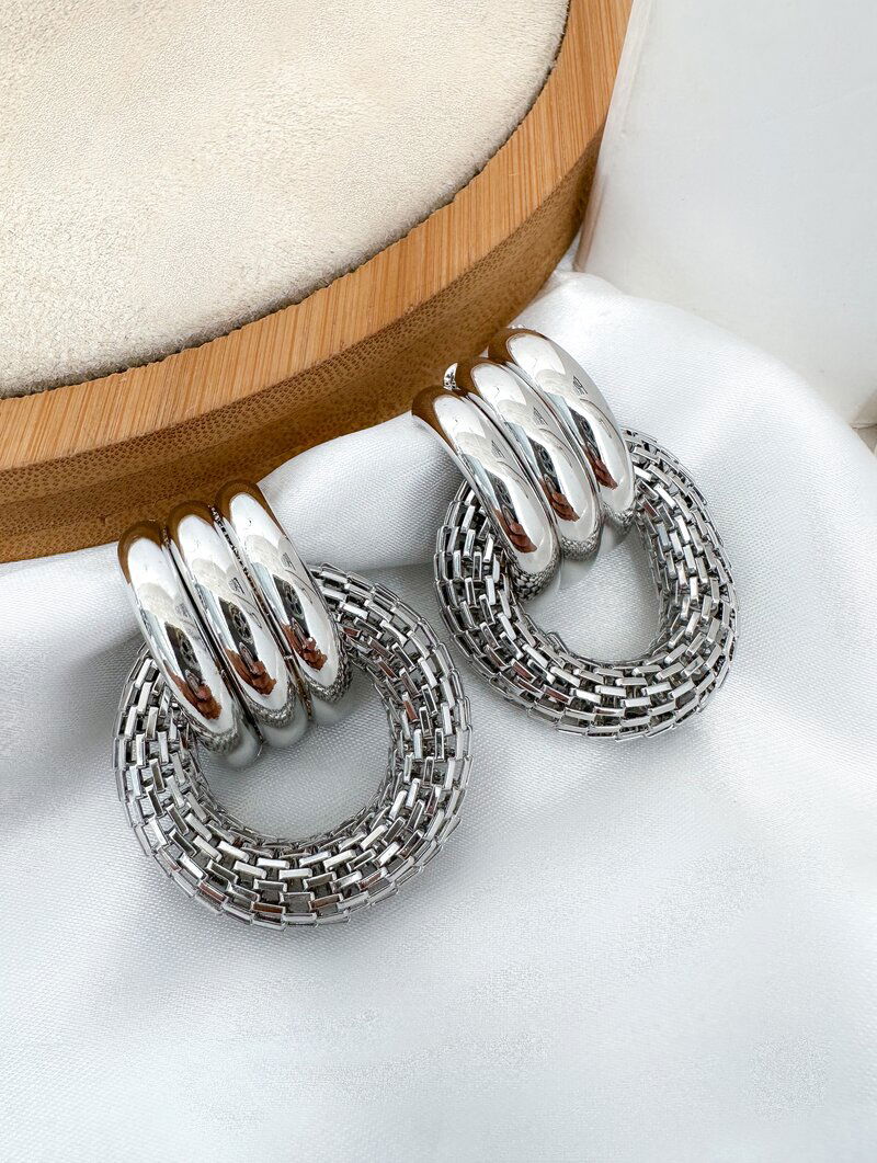 Brinco Folheado a Ouro 18k e Prata Argola Design Rabo de Tatu