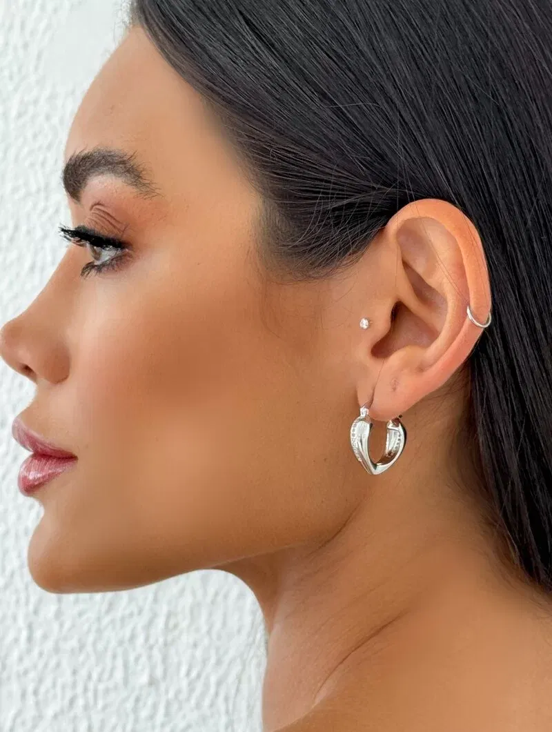 Brinco Folheado a Ouro 18k e Prata Argola Design V com Fio Cravejado