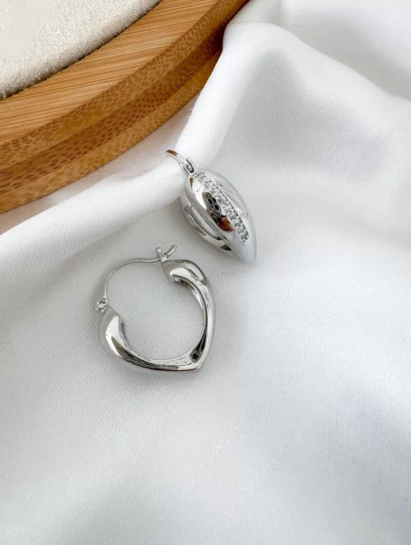 Brinco Folheado a Ouro 18k e Prata Argola Design V com Fio Cravejado