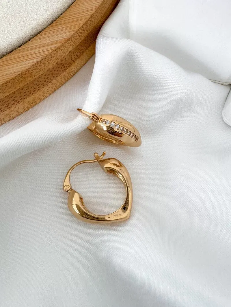 Brinco Folheado a Ouro 18k e Prata Argola Design V com Fio Cravejado