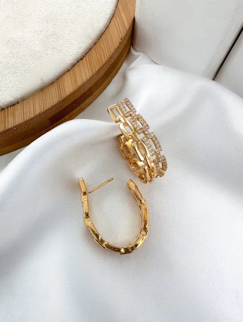 Brinco folheado a ouro 18k e prata argola designer correntaria