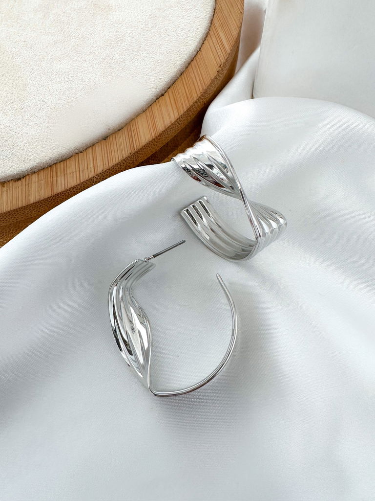 BRINCO FOLHEADO A OURO 18K E PRATA ARGOLA DESIGNER TORCIDO