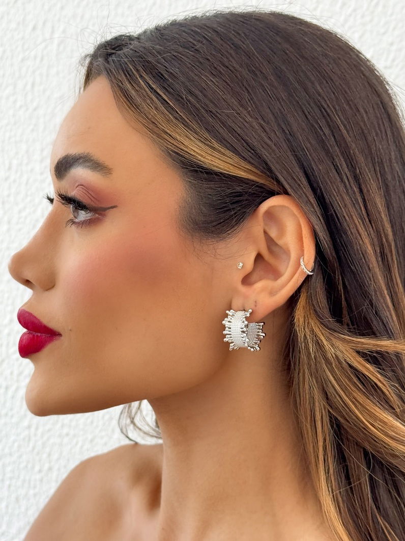 Brinco Folheado a Ouro 18k e Prata Argola Detalhada Com Esferas