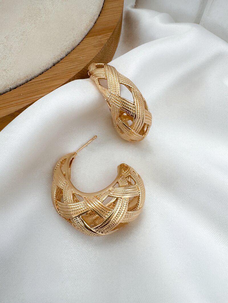 Brinco Folheado a Ouro 18k e Prata Argola Detalhes Vazados