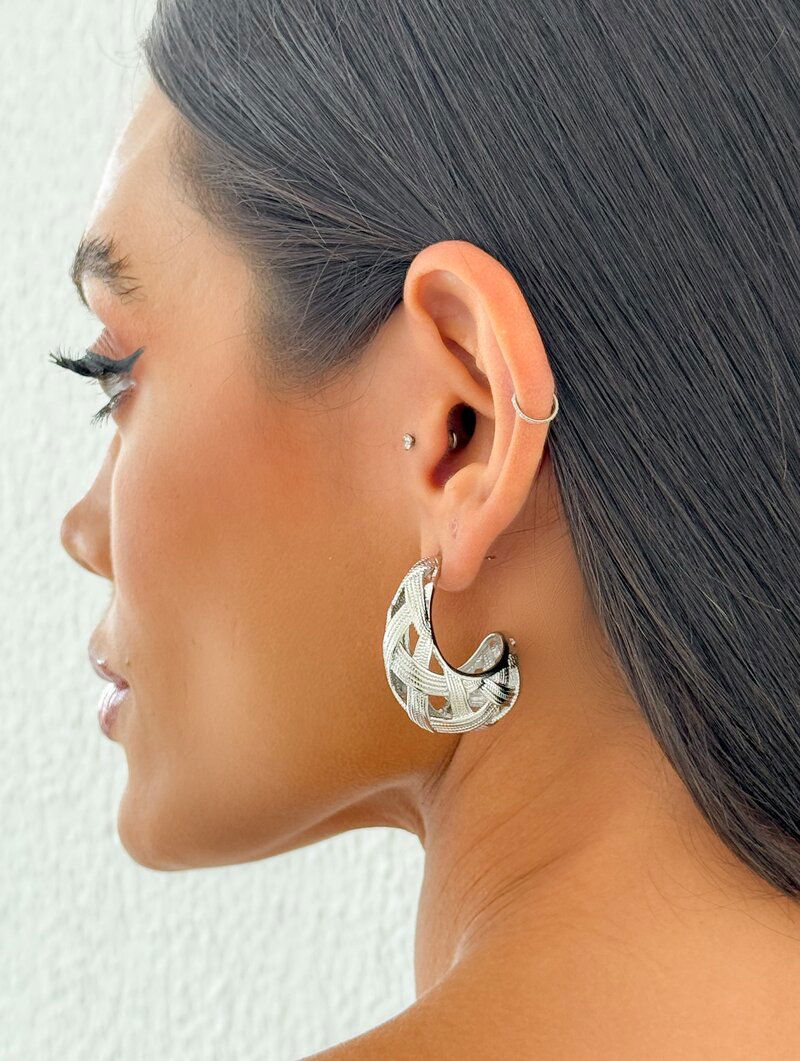 Brinco Folheado a Ouro 18k e Prata Argola Detalhes Vazados
