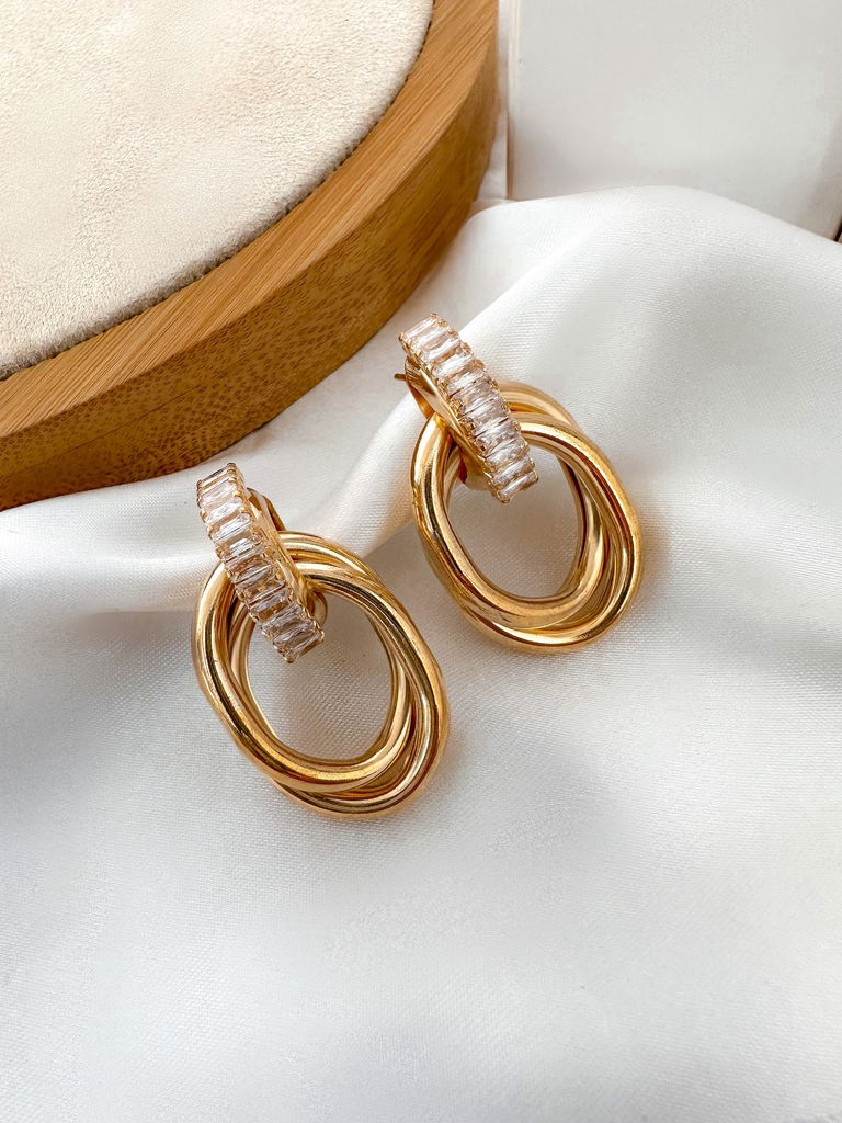 brinco folheado a ouro 18k e prata argola dupla oval com ponteira de zircônia