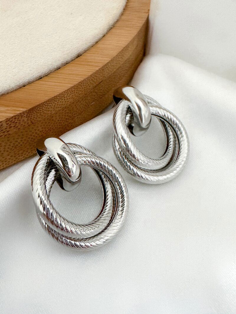 Brinco Folheado a Ouro 18k e Prata Argola Dupla Texturizada com Ponteira