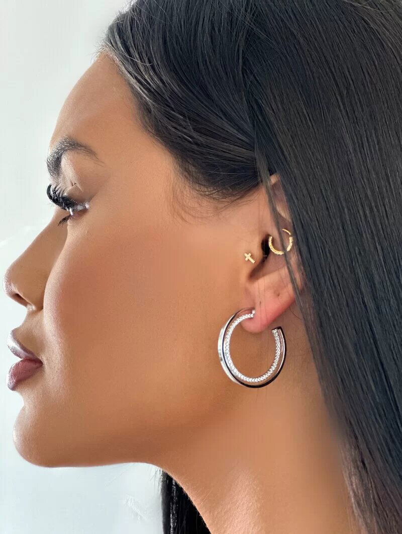 Brinco Folheado a Ouro 18k e Prata Argola Fina com Detalhe Cravejado