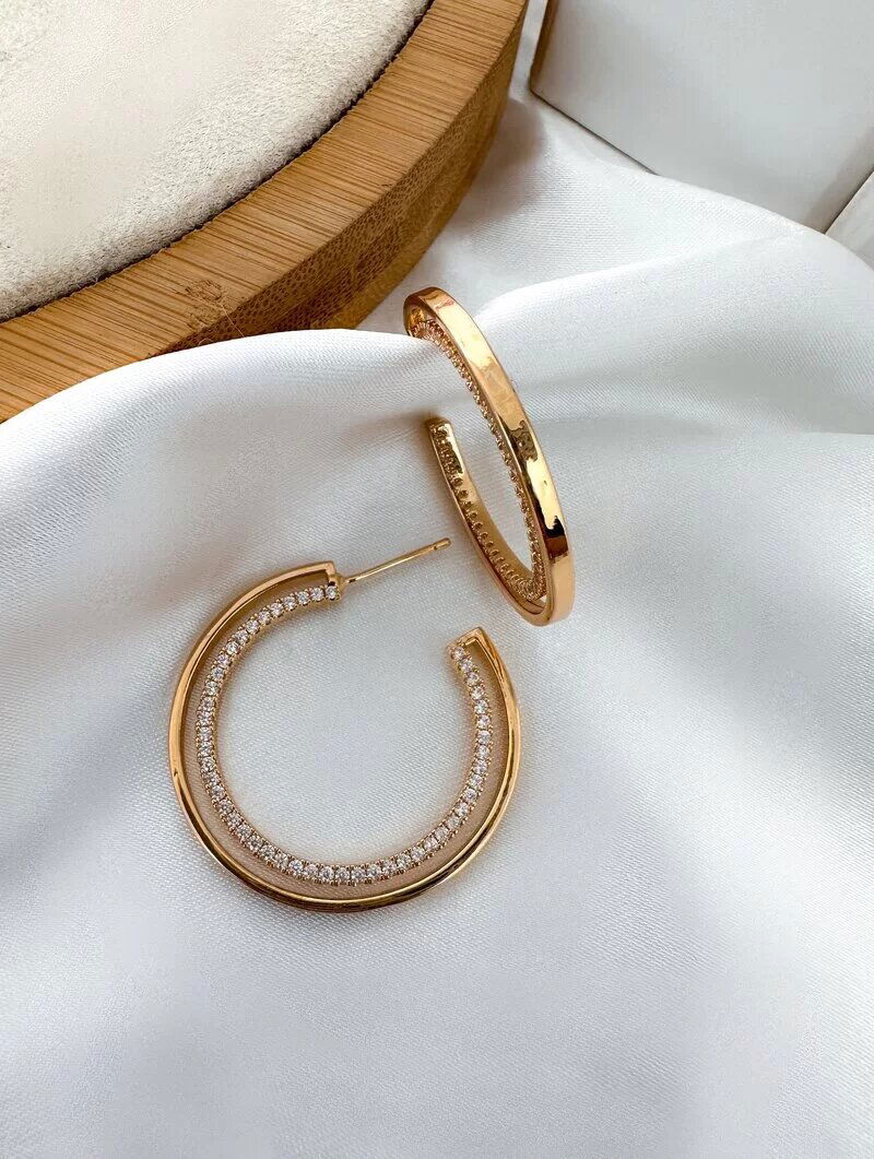 Brinco Folheado a Ouro 18k e Prata Argola Fina com Detalhe Cravejado