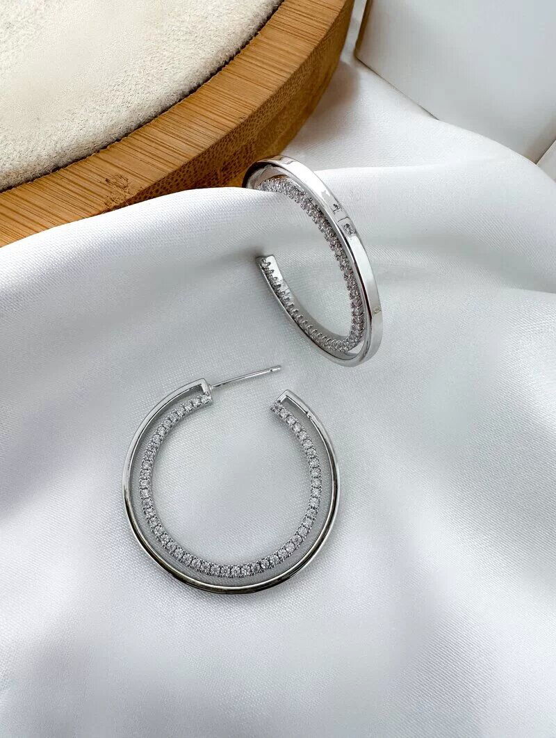Brinco Folheado a Ouro 18k e Prata Argola Fina com Detalhe Cravejado