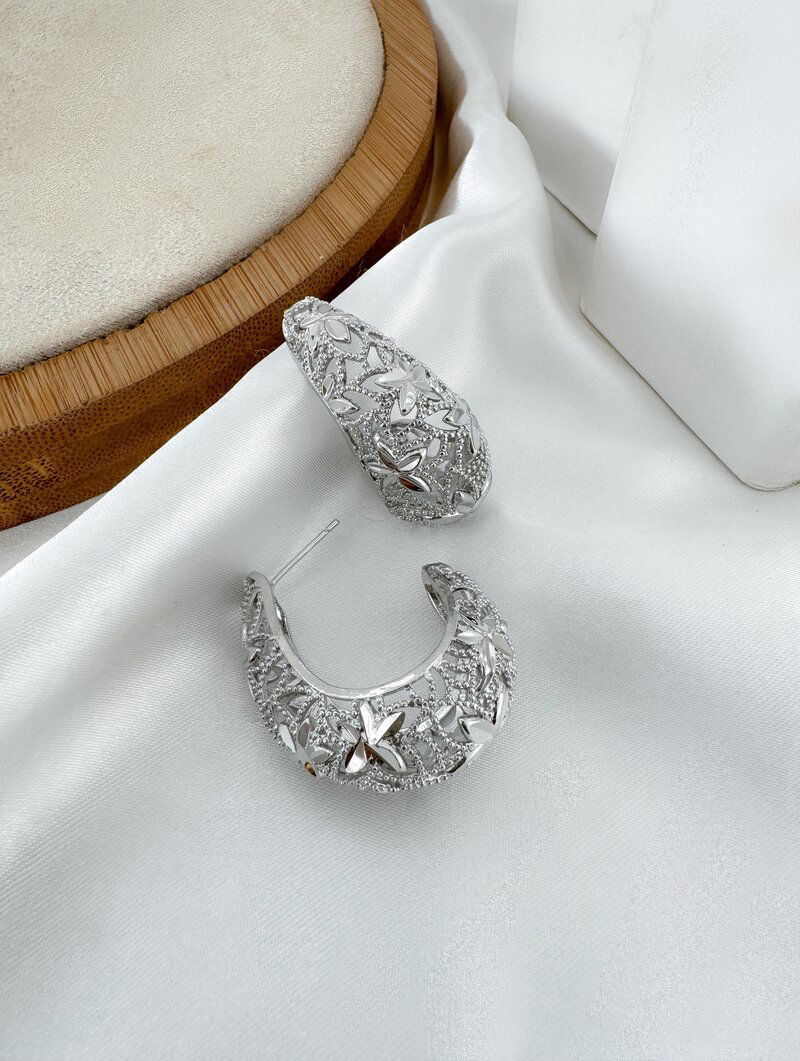 Brinco Folheado a Ouro 18k e Prata Argola Floral