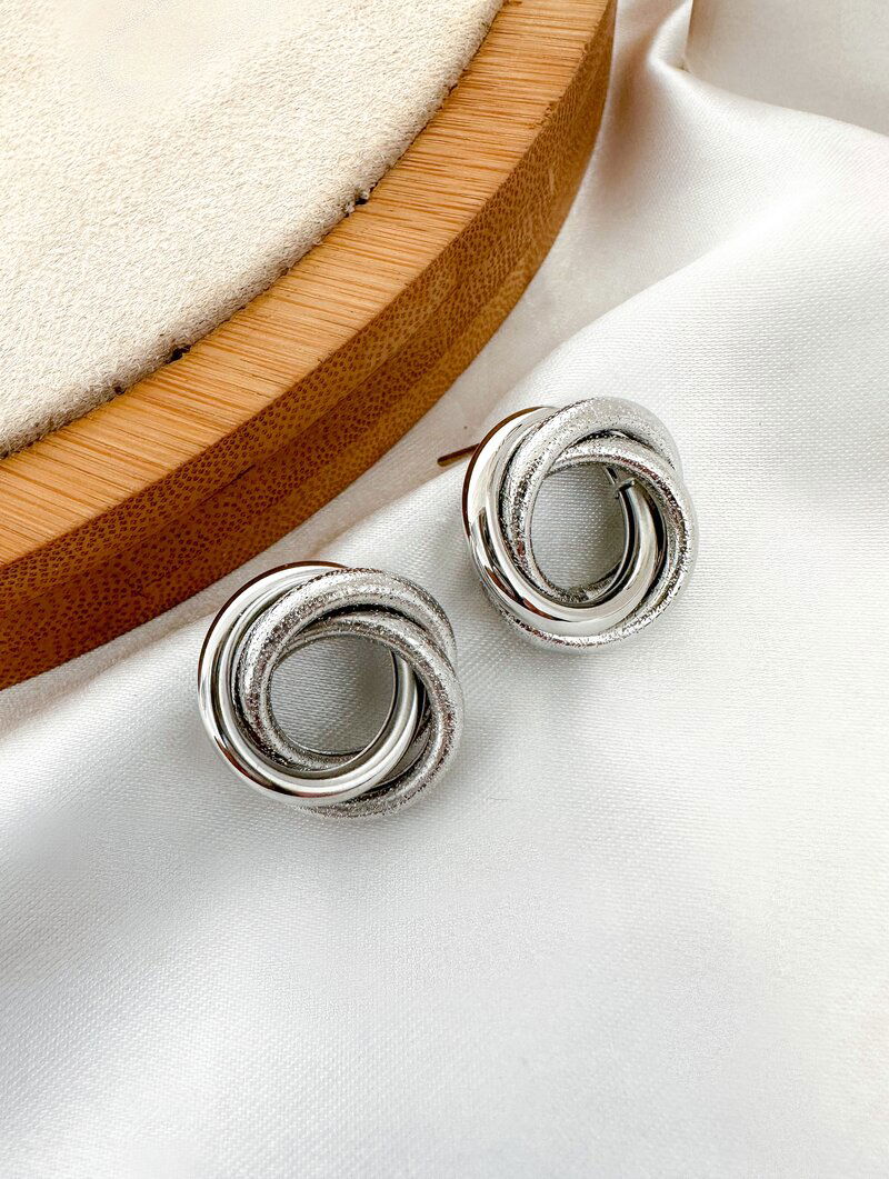 brinco folheado a ouro 18k e prata argola frontal torcida