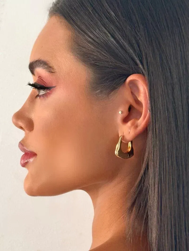 Brinco Folheado a Ouro 18k e Prata Argola Geométrica Martelada