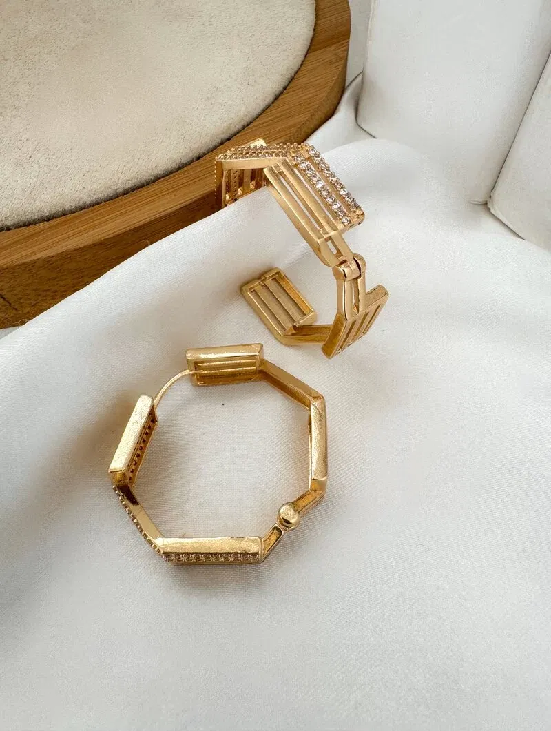 Brinco Folheado a Ouro 18k e Prata Argola Geométrica Vazada