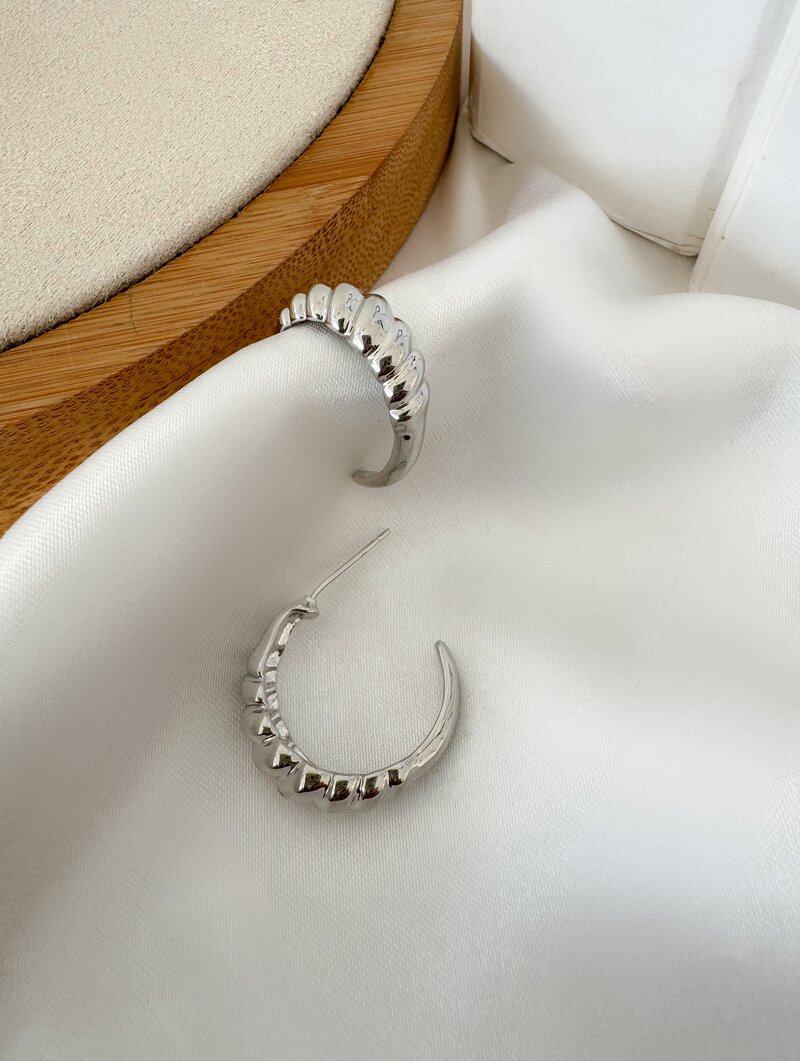 Brinco Folheado a Ouro 18k e Prata Argola Gomos Ponta Lisa